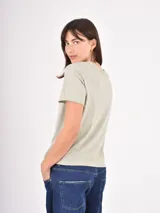 Remera de algodón de corte clásico, con cuello redondo y mangas cortas con terminación en ruedo desflecado.