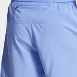 Short de running Adidas Own The Run, color azul claro, confeccionado en poliéster reciclado con tecnología AEROREADY. Presenta tres franjas blancas verticales en el lateral derecho y el logo de Adidas en la parte inferior izquierda.