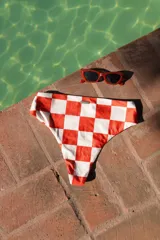 Bombacha de bikini tiro alto con estampado geométrico en tonos azul y blanco.