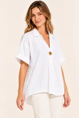 Camisa de algodón blanca con cuello en V, mangas cortas con vuelta y un botón dorado decorativo en el centro.