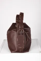 Cartera de cuero color marrón, con diseño suave y flexible. Cuenta con cierre metálico superior, doble asa corta para llevar al hombro y una correa larga regulable y desmontable. Interior forrado con bolsillos organizadores.