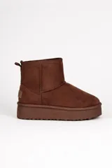 Bota de caña baja tipo ugg, confeccionada en gamuza color marrón, con interior forrado en piel sintética y plataforma de 5 cm de altura.
