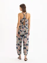 Pantalón tipo babucha de tiro alto y silueta holgada, confeccionado en mezcla de viscosa y cupro con un estampado geométrico y floral. Posee cintura con frunces y puños elastizados en los tobillos.