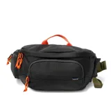 Riñonera negra con detalles en naranja y verde. Tiene un bolsillo interno para lentes de sol y un bolsillo desplegable para botella de agua.