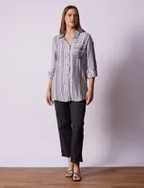 Camisa de lino a rayas grises, blancas y negras, con cuello clásico, escote en V, abertura frontal con botones y bolsillo de parche en el pecho.