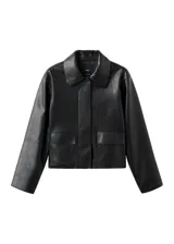 Chaqueta de cuero sintético negro con solapas clásicas, cierre frontal de botones ocultos y mangas largas amplias.