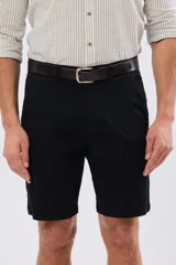 Bermuda clásica azul marino confeccionada en gabardina liviana de algodón con elastano, de corte recto y diseño liso.