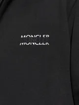 Campera de algodón con capucha, cierre frontal completo y logo de la marca sutilmente estampado en el pecho. Diseño minimalista de corte estándar con puños y ruedo acanalados.