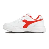 Championes deportivos Diadora modelo Wimbledon, color blanco con detalles en rojo vibrante en el forro interior y el logo lateral. Suela gruesa de goma blanca.