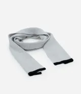 Bufanda larga gris de punto afelpado con terminaciones en negro.