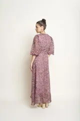 Vestido largo con estampado floreado en tonos rosados, escote en V cruzado y mangas cortas abullonadas.
