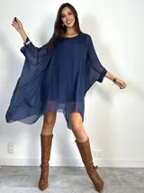 Vestido tipo remerón de seda italiana, color azul marino, con diseño holgado, cuello redondo y mangas amplias tipo murciélago.