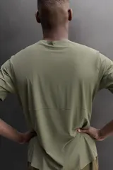 Camiseta de entrenamiento de corte relajado, confeccionada en tejido técnico ligero y elástico con textura microperforada. Presenta cuello redondo, manga corta y costuras termofijadas.