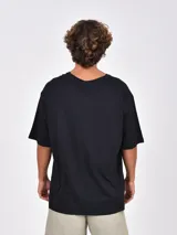Remera de corte oversize color negro, con cuello redondo y mangas cortas de estilo holgado.
