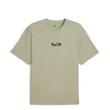 Remera de algodón color verde oliva, con cuello redondo y corte relajado. Presenta un estampado central en forma ovalada con el logo de la marca.