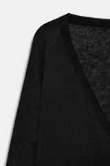 Jersey de punto fino negro con escote en V profundo y manga larga con puños ajustados.