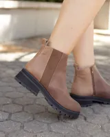 Botinetas de cuero color marrón tostado con paneles laterales elásticos, cierre lateral y suela track negra de goma.