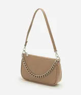 Cartera tipo shoulder baguette de tamaño pequeño, confeccionada en poliuretano con textura símil reptil. Presenta un diseño estructurado con cierre superior, correa larga ajustable y removible, y una cadena metálica decorativa en la parte frontal.