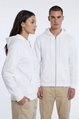 Campera deportiva con capucha y cierre frontal completo, confeccionada en tejido de algodón y poliéster. Presenta bolsillos tipo canguro, puños y ruedo acanalados, y cordones ajustables en la capucha.