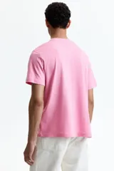Remera de algodón liviano color rosado, con cuello redondo y diseño clásico de manga corta.