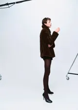 Abrigo de efecto pelo con diseño de estampado de leopardo, cuello camisero, corte oversize y cierre frontal con botones.