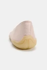 Zapato tipo bailarina deportiva de color negro, con suela de goma y detalle de lazo en la puntera redonda.