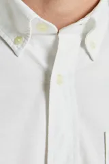 Camisa blanca de vestir de manga larga, cuello abotonado y corte slim fit.