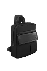 Mochila negra de estilo casual, con correa de hombro ancha y ajustable con logo repetido. Presenta un bolsillo frontal con solapa de cuero sintético texturizado con la inscripción "TRENDY".