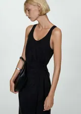 Vestido midi de tejido fluido con cuello escotado y tirantes anchos. Presenta un diseño entallado con detalle de nudo lateral en la cintura.