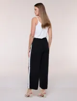 Pantalón pull on de calce fluido y relajado, color azul marino, de cintura alta elastizada con cordón ajustable, bolsillos diagonales y pierna de corte ancho.