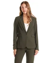 Blazer sastrero de corte entallado en color beige. Presenta cuello con solapa clásica, cierre frontal con un botón a tono, hombreras ligeras para una estructura definida y bolsillos laterales con solapa. Incluye forro interno.