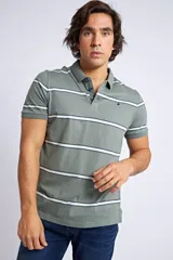 Remera tipo polo de manga corta en color verde oliva, con diseño de rayas horizontales en tonos blanco y azul marino. Presenta cuello tejido acanalado, cierre frontal con botones y logo bordado en el pecho.
