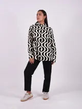 Camisa de manga larga con estampado de ondas en blanco y negro.