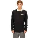 Remera tipo polo de manga larga en color negro, con cuello en contraste color crema y cierre frontal de tres botones. Presenta un pequeño estampado gráfico en el pecho.