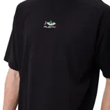 Remera de algodón color negro, de corte holgado, con cuello redondo y pequeño logo bordado en el pecho.