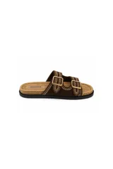 Sandalias marrones de dos tiras con hebillas metálicas doradas y detalles de costuras decorativas. Poseen plantilla de yute y suela plana.