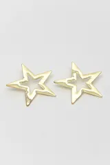 Aros con diseño de estrella grande y calada en el centro, de acabado dorado brillante.