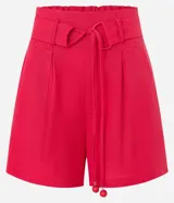 Short de tiro alto confeccionado en mezcla de viscosa y lino, con corte holgado. Presenta cintura elástica, trabillas y un cinturón incorporado con hebilla metálica doble. Incluye bolsillos laterales.