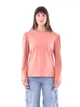 Remera de manga larga color marrón con detalle de frunce en los hombros.