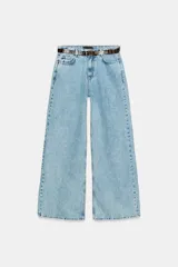 Jeans de tiro alto con diseño wide leg y cinco bolsillos. Presenta cierre frontal con cremallera y botón, e incluye un cinturón a contraste con hebilla metálica.