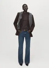 Camiseta Lilobar entallada de manga larga, confeccionada en mezcla de viscosa, poliéster y elastano, con diseño básico y cuello redondo.