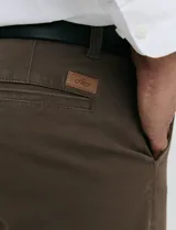 Pantalón de corte clásico confeccionado en algodón sarga con elastano. Presenta bolsillos delanteros inclinados y bolsillos traseros de ribete.