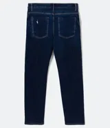 Pantalón de jean azul oscuro, corte slim, con bolsillos delanteros y traseros.