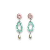 Aros colgantes con pasador naranja, pieza transparente con diseño amarillo y perla de río.