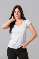 Remera de algodón blanca con cuello en V y mangas cortas, de corte clásico y ajuste entallado.