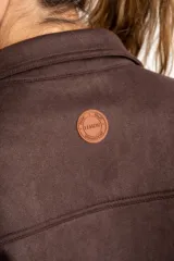 Sobrecamisa de gamuza sintética en color marrón chocolate, con corte oversize, cuello camisero, cierre frontal con botones y bolsillos frontales tipo parche.