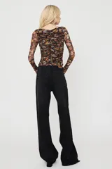 Blusa de tul manga larga con estampado de mariposas en tonos marrones y naranjas, diseño ajustado y fruncido frontal.