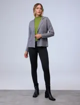 Cardigan tejido color borgoña, marca Elle. Con cuello con solapa, abertura central con botones y bolsillos simulados en la parte delantera.