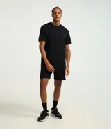 Remera deportiva de cuello redondo y manga corta, confeccionada con tecnología Dry para mayor transpirabilidad y control de la humedad. Presenta un diseño minimalista y funcional, ideal para actividades físicas.