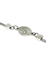 Pulsera de acero con baño de plata, con dije central ovalado de la Virgen Milagrosa y dos pequeños dijes en forma de corazón a los costados.
